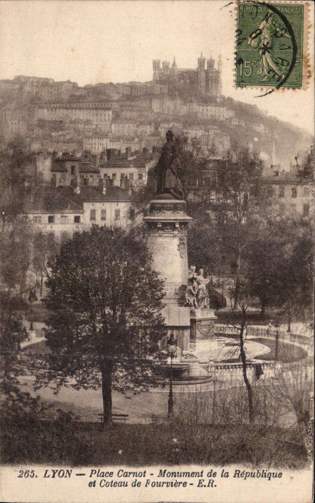 CPA Lyon Place Carnot Monument de la republique et Coteau de Fourviere