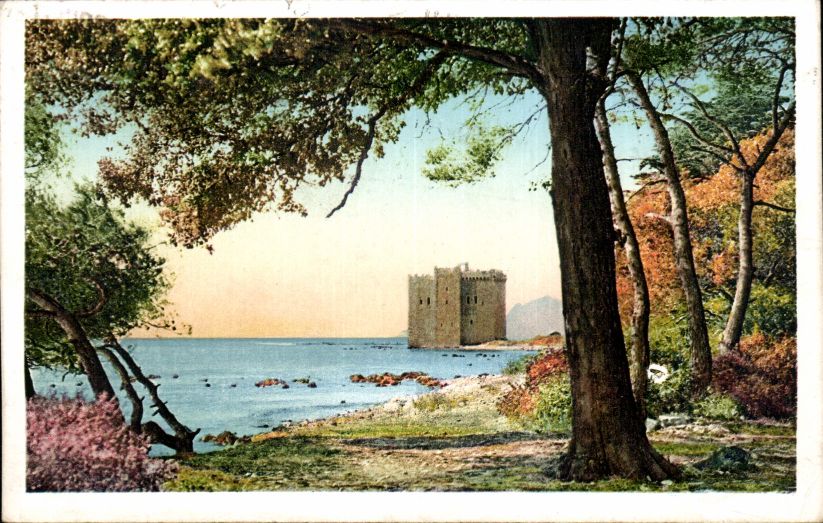 CPA Ile Saint Honorat Monastere fortifie vue de la Pointe orientale de l'Ile