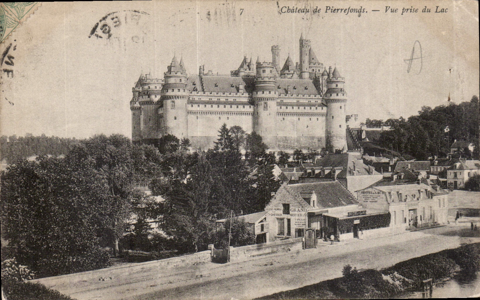 CPA Chateau de Pierrefonds vue prise du Lac