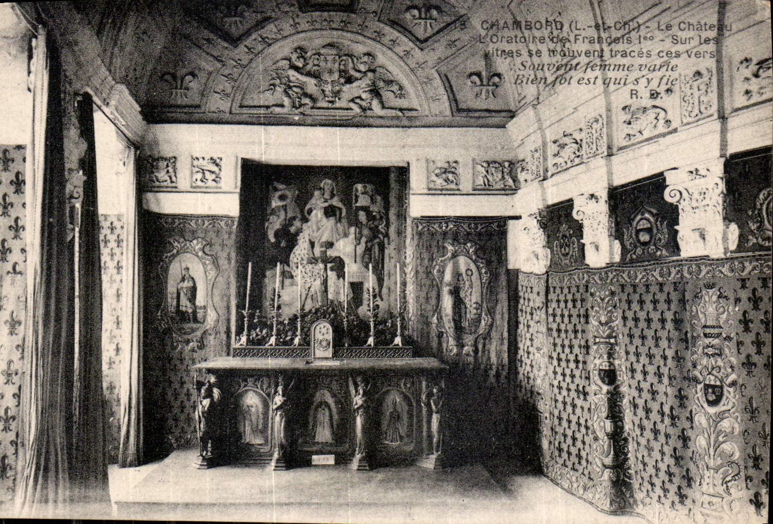CPA Chambord L et Ch le Chateau l'Oratoire de Francois Ier sur les vatres se trouvent traces ces ver