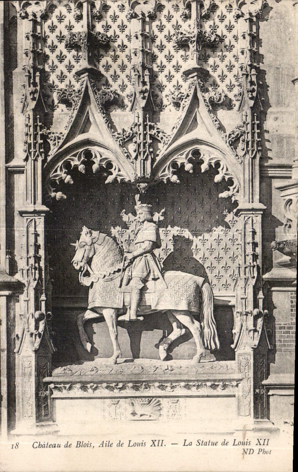 CPA Chateau de Blois Aile de Louis XII la Statue de Louis XII 
