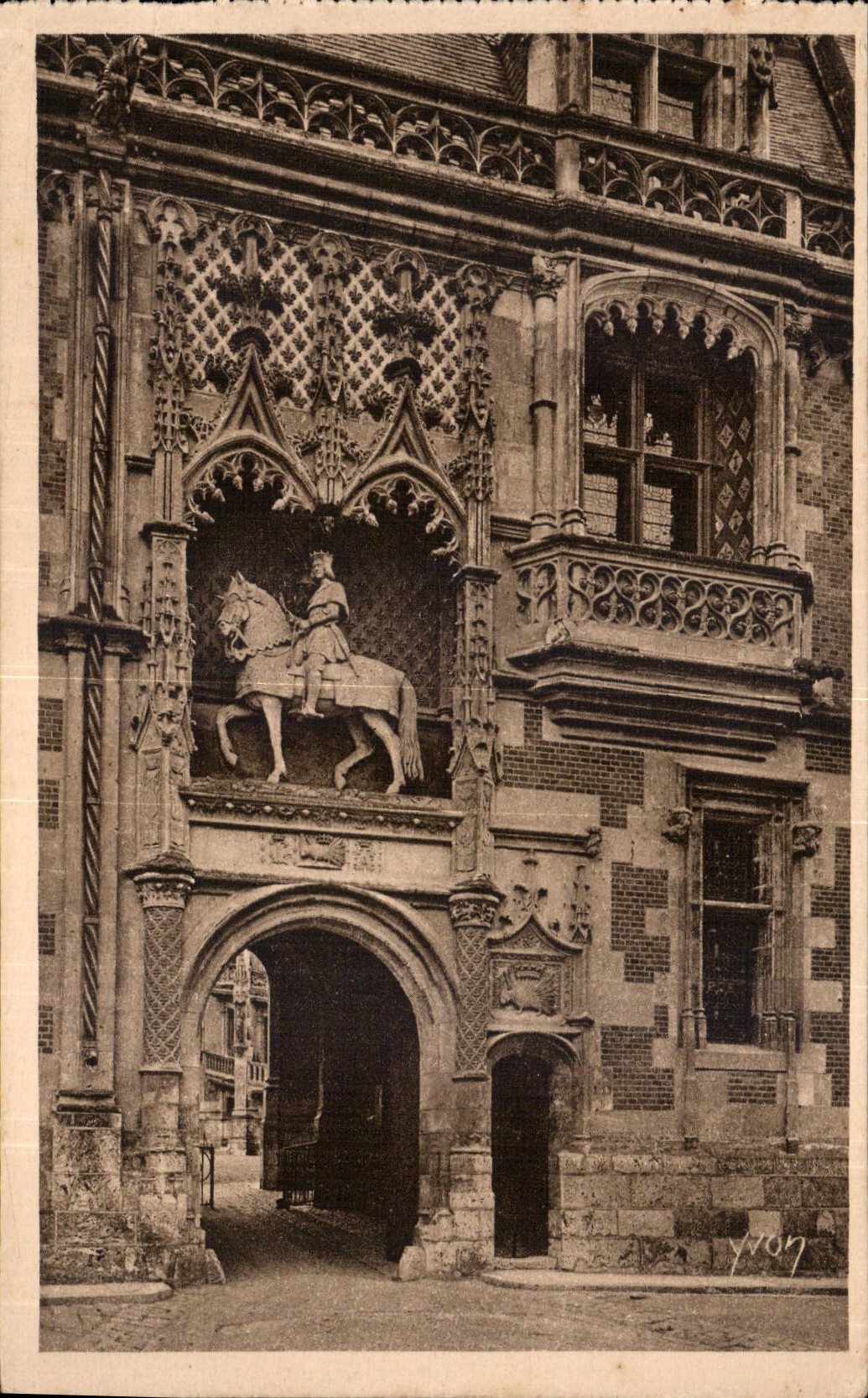 CPA Chateaux de la Loire Chateau de Blois Aile Louis XII le Portail 