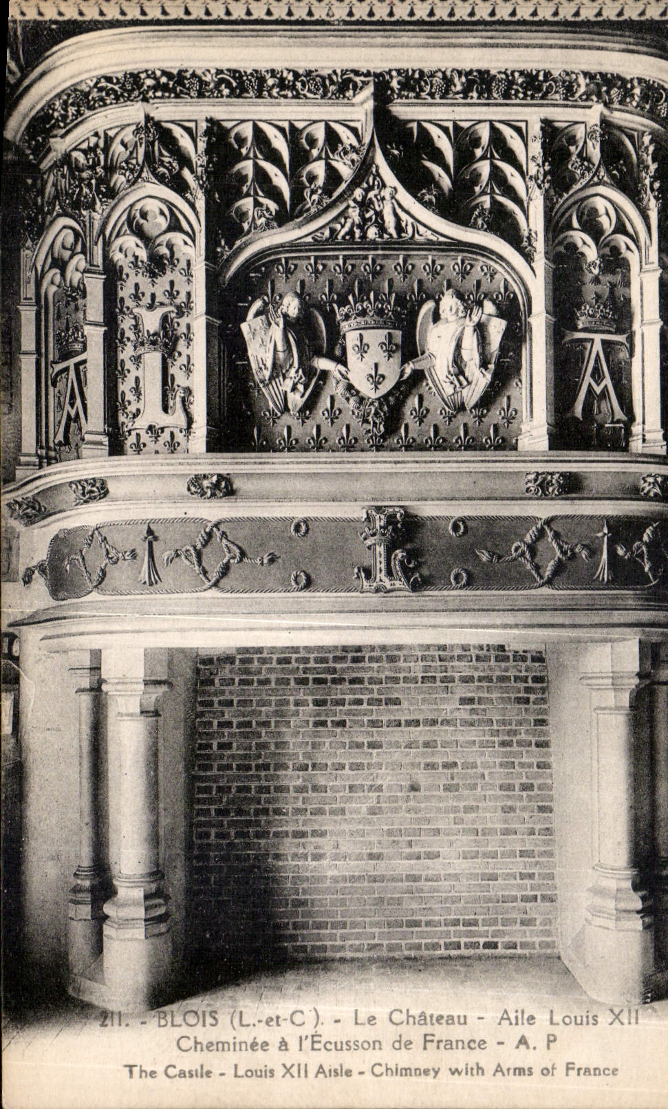 CPA Blois L et C le Chateau Aile Louis XII Cheminee a l'Ecusson de France 