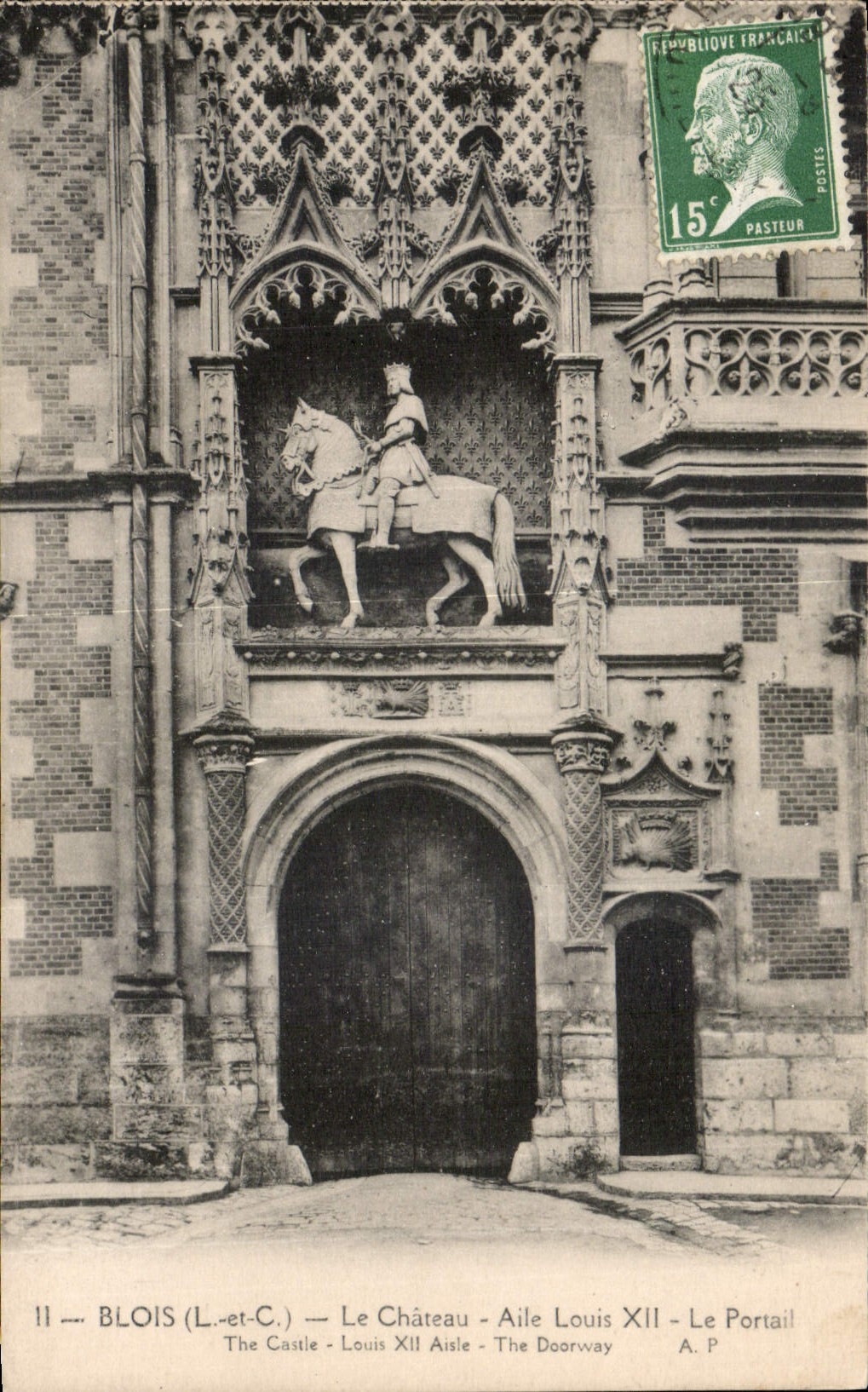 CPA Blois L et C le Chateau Aile Louis XII le Portail 