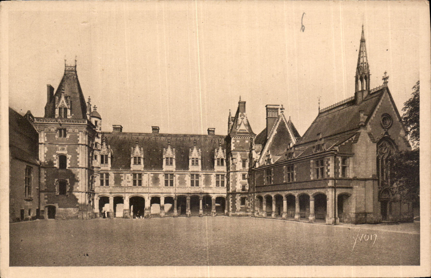 CPA Chateaux de la Loire Chateau de Blois Aile Louis XII et la Chapelle 