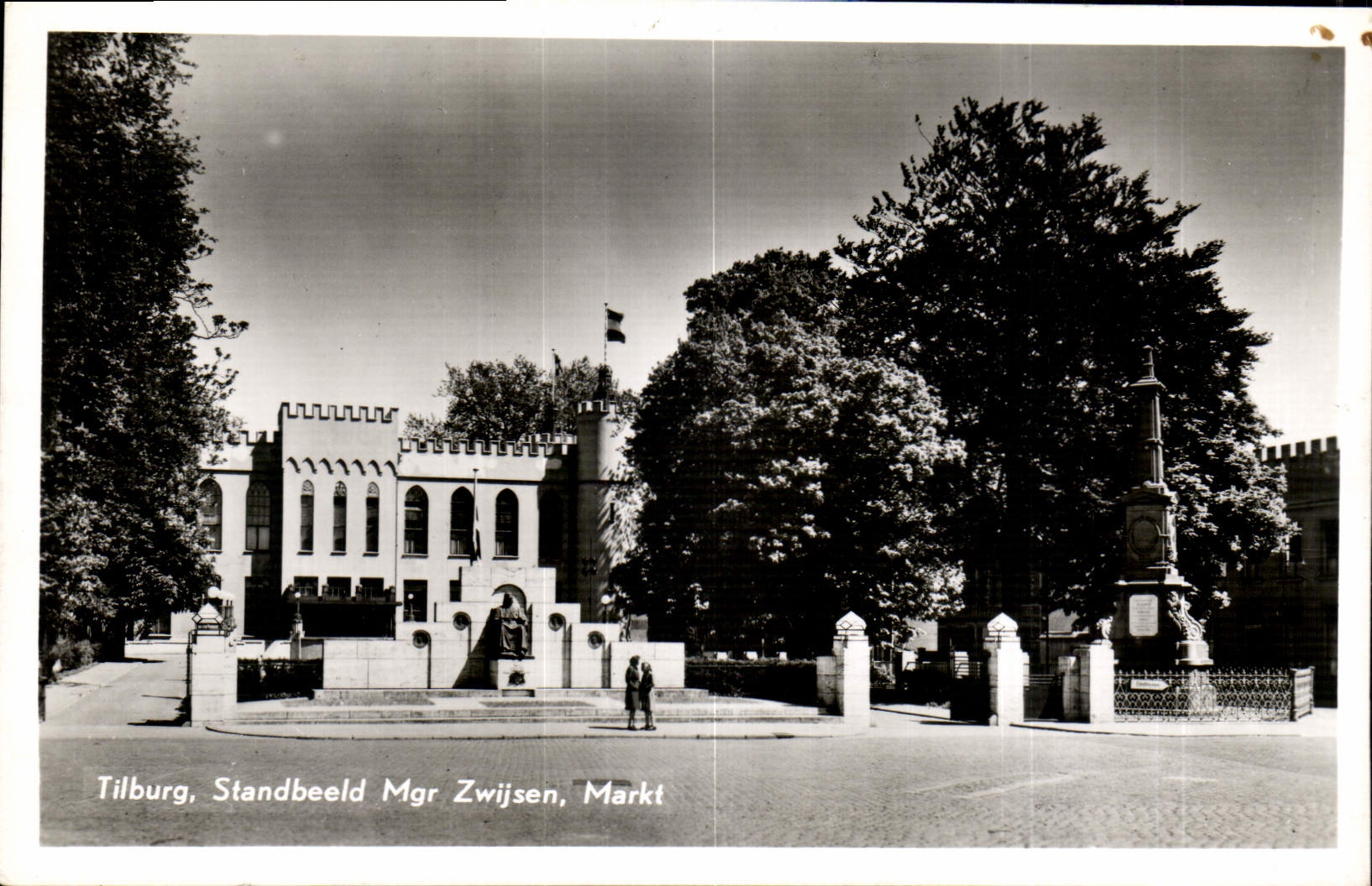 CPA Tilburg Standbeeld Mgr Zwijsen Markt