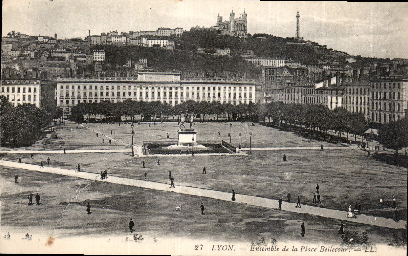 CPA Lyon ensemble de la Place Bellecour