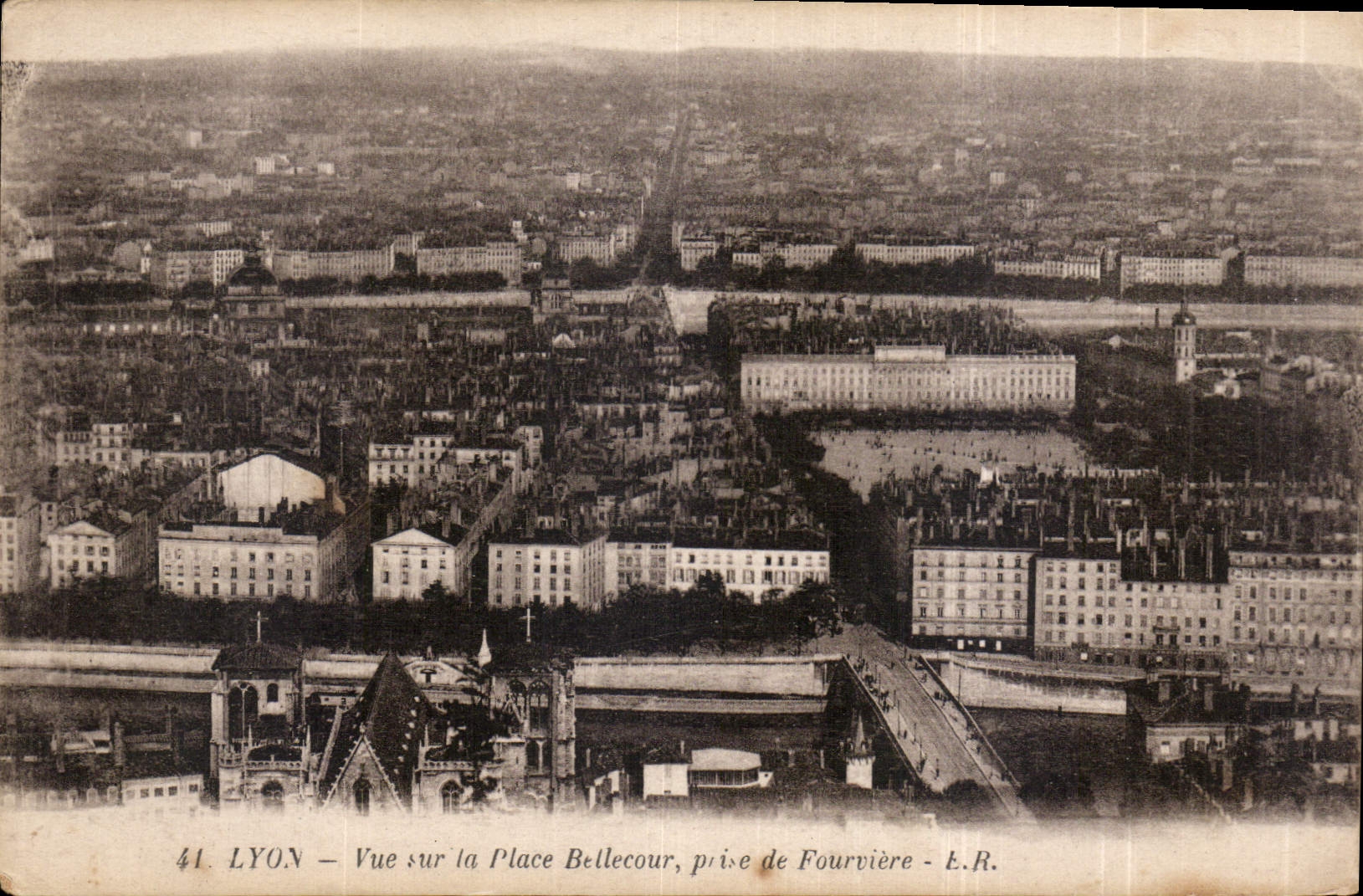 CPA Lyon vuela Place Bellecour prise de Fourviere sur