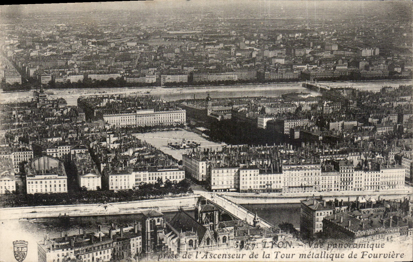 CPA Lyon vue panoramique prise de l'Ascenseur de la Tour metallique de Fourviere