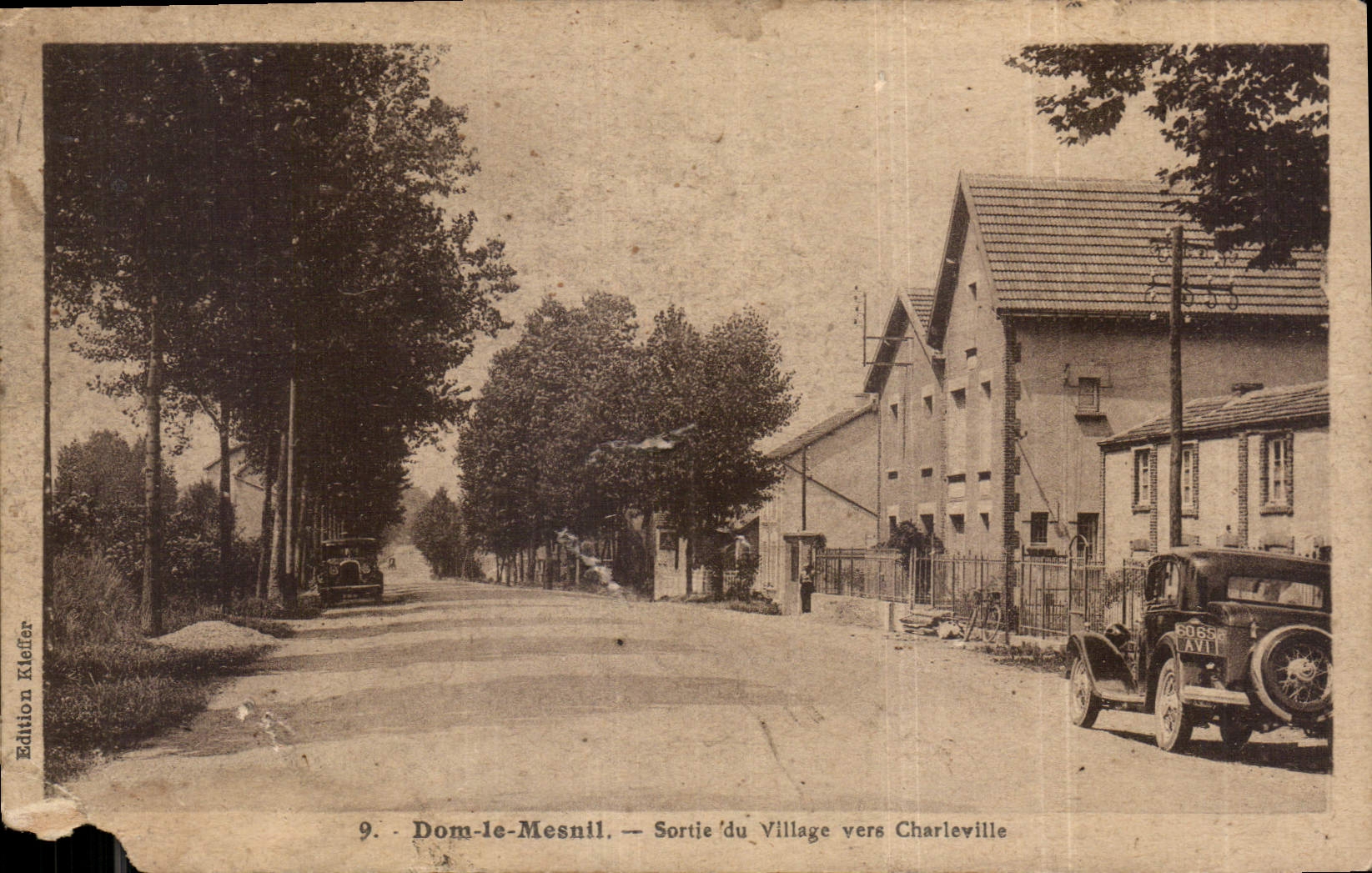 CPA Dom le Mesnil Sortie du Village vers Charleville