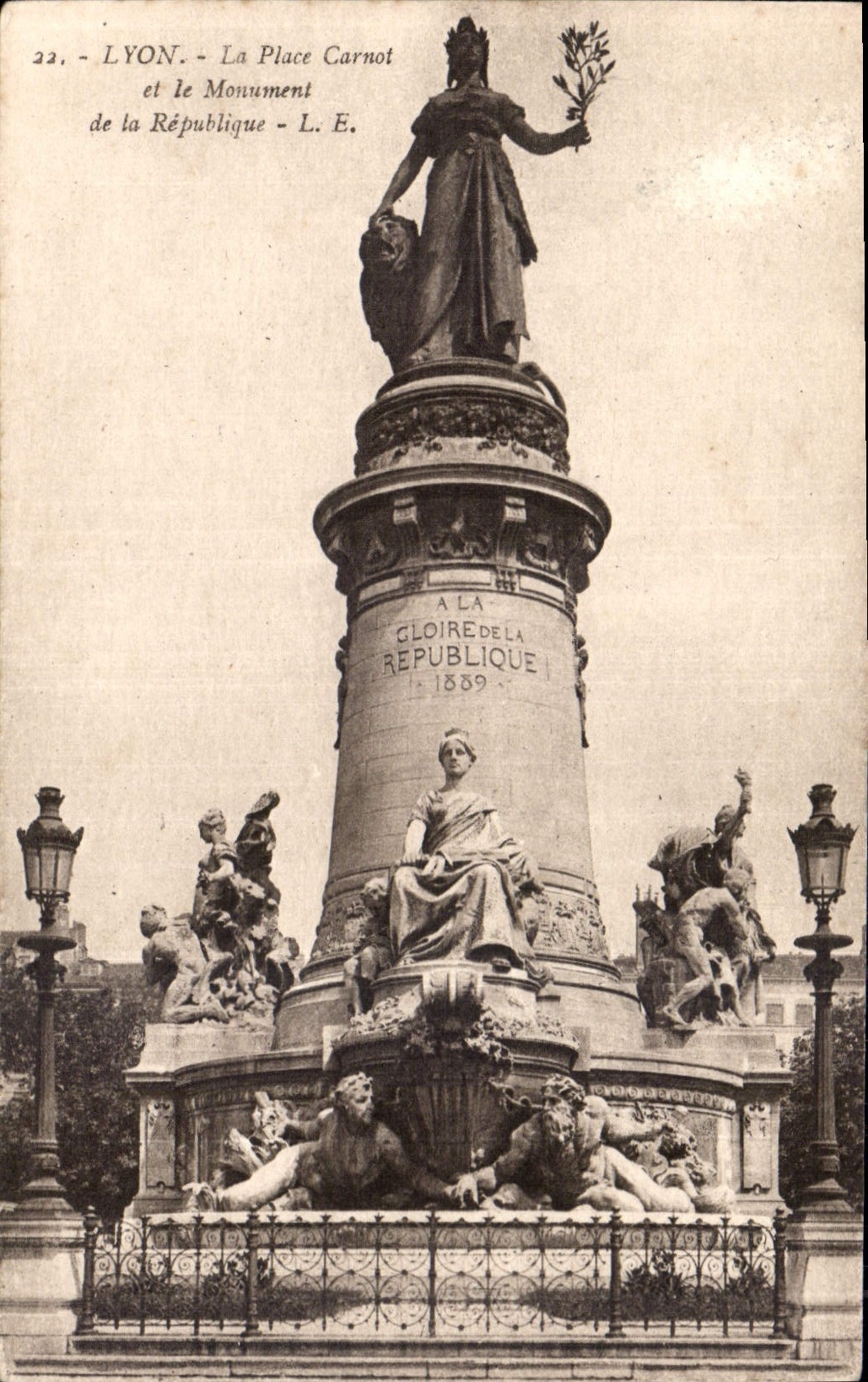 CPA Lyon la Place Carnot et le Monument de la Republique 