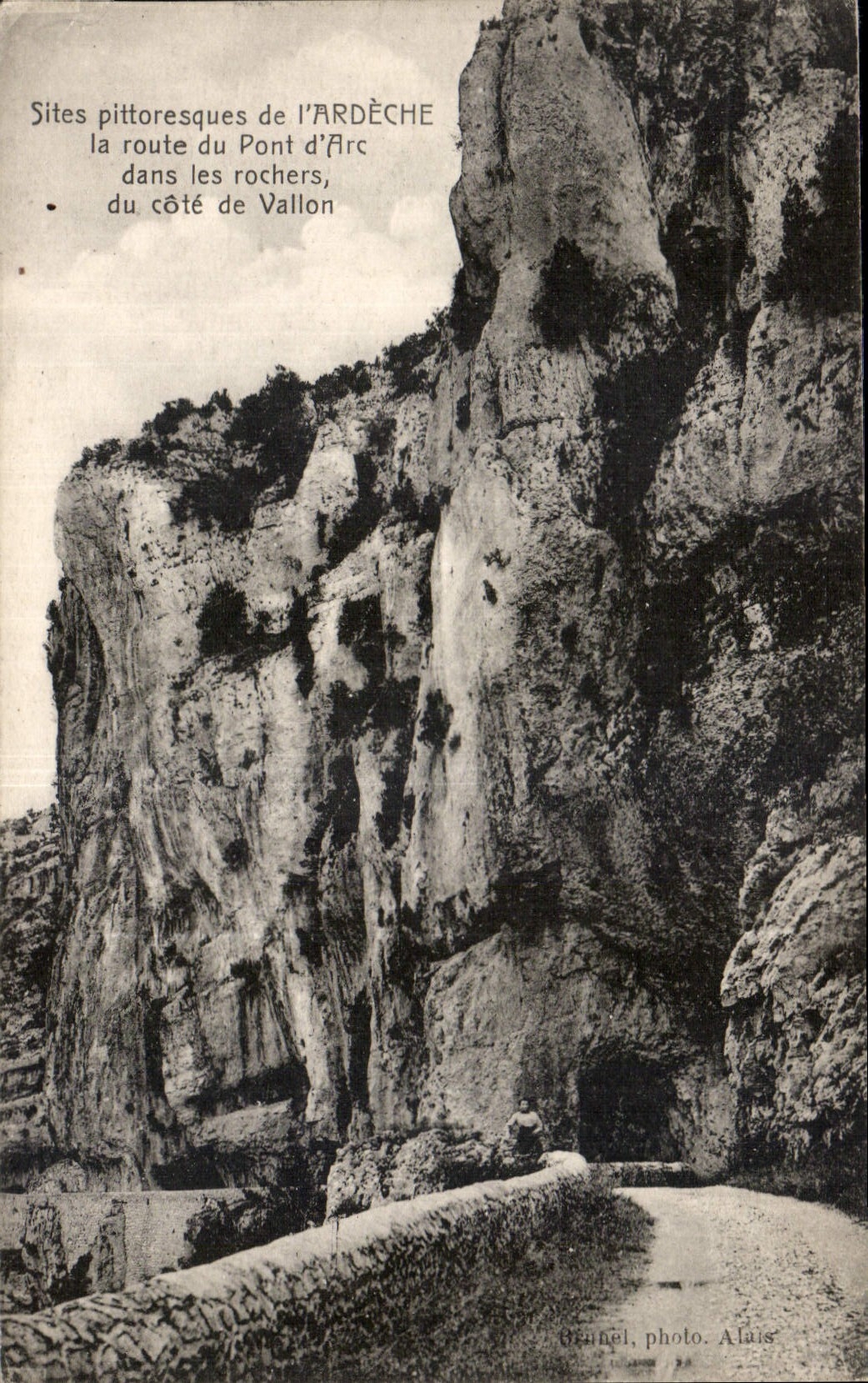 CPA Sites pittoresque de l'Ardeche la route du Pont d'Arc dans les rochers du cote de Vallon 