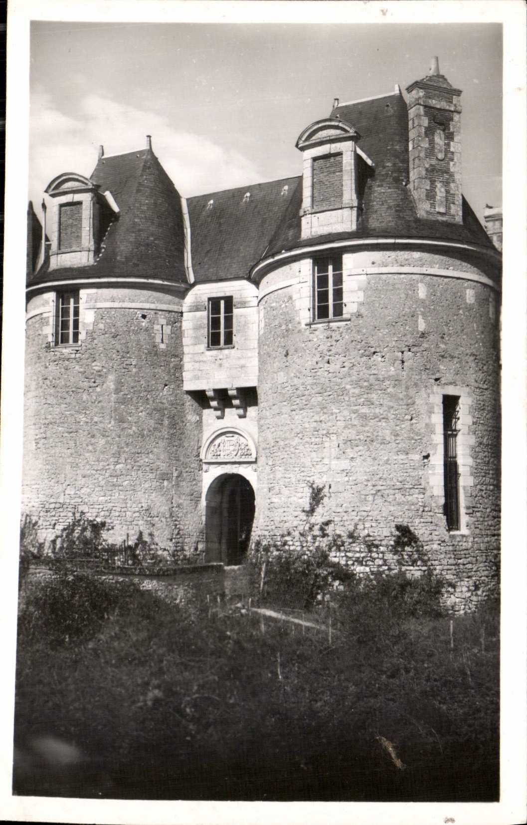 CPA Chateau de Selles sur Cher porte du Chateau feodal XIII siecle