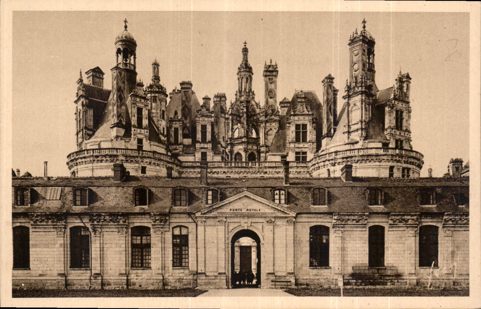 CPA Chambord Loir et Cher le Chateau la porte Royale 