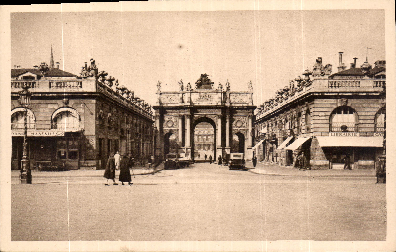CPA Nancy la Ville aux Portes d'Or l'Arc de triomphe vue prise de la Place Stanislas 