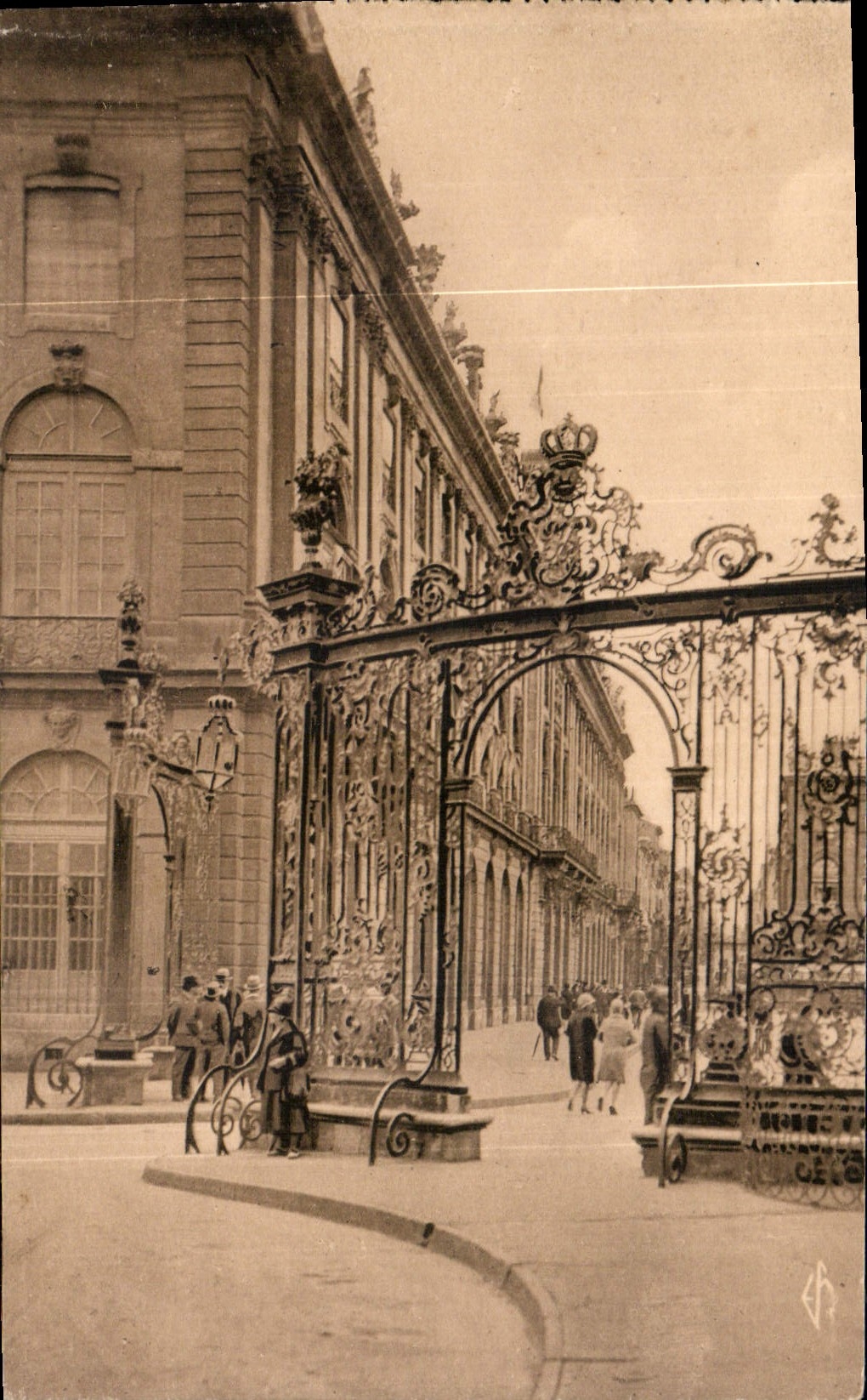 CPA Nancy la Ville aux Portes d'Or l'hotel de Ville vue prise de la Rue d'Alliance 