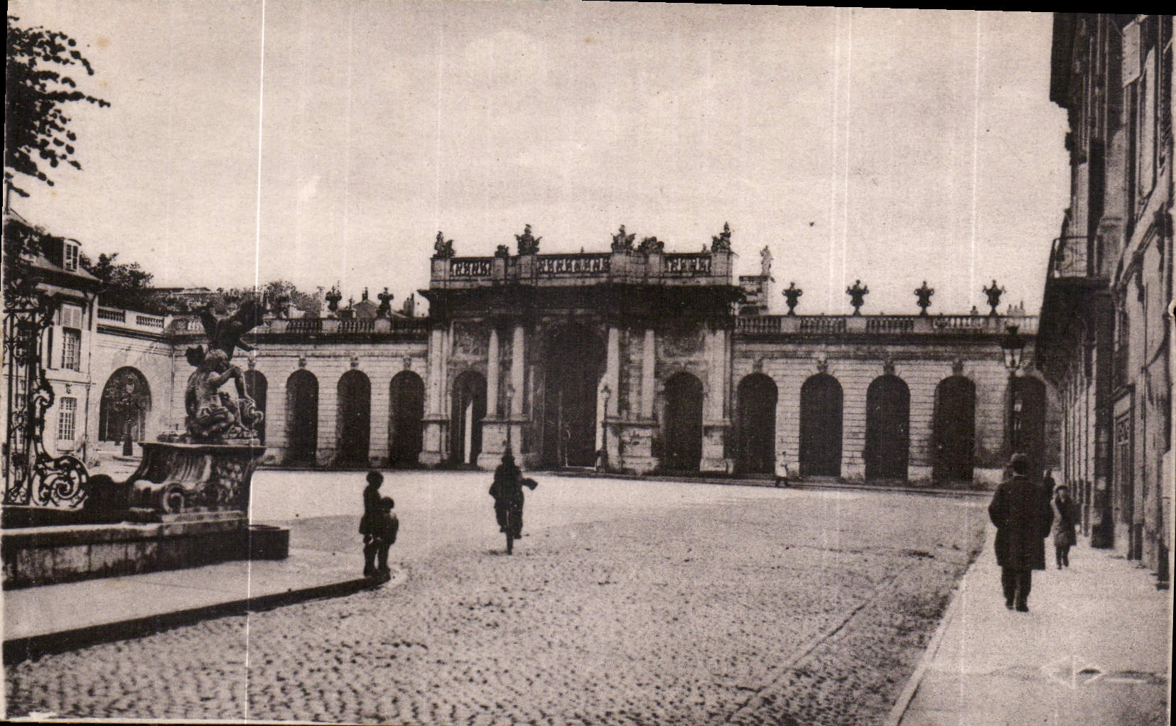 CPA Nancy la Ville aux Portes d'Or Arc de Triomphe vue prise de la Place de la Carriere 