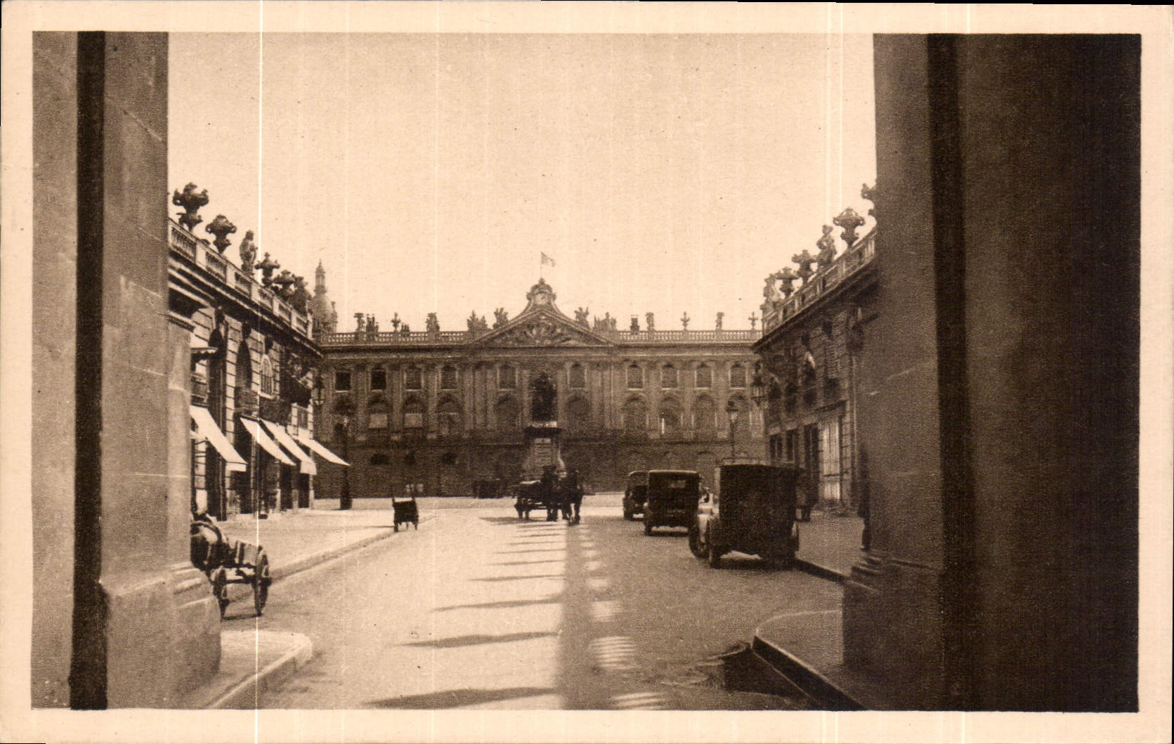 CPA Nancy la Ville aux Portes d'Or l'Hotel de Ville vue prise de l'Arc de Triomphe