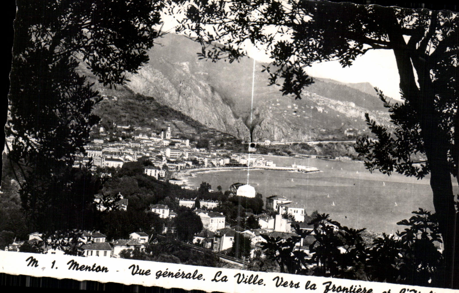 CPA Menton vue generale la ville vers la Frontiere et l'Italie