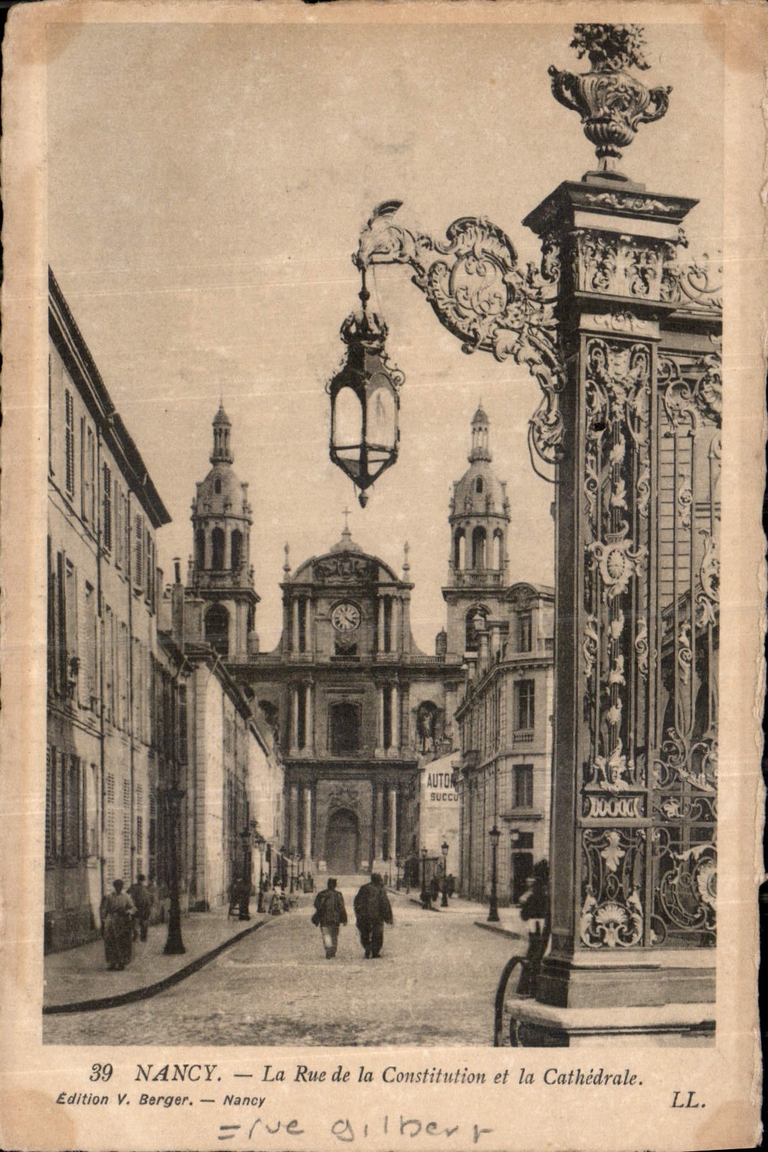 CPA Nancy la Rue de la constitution et la Cathedrale 