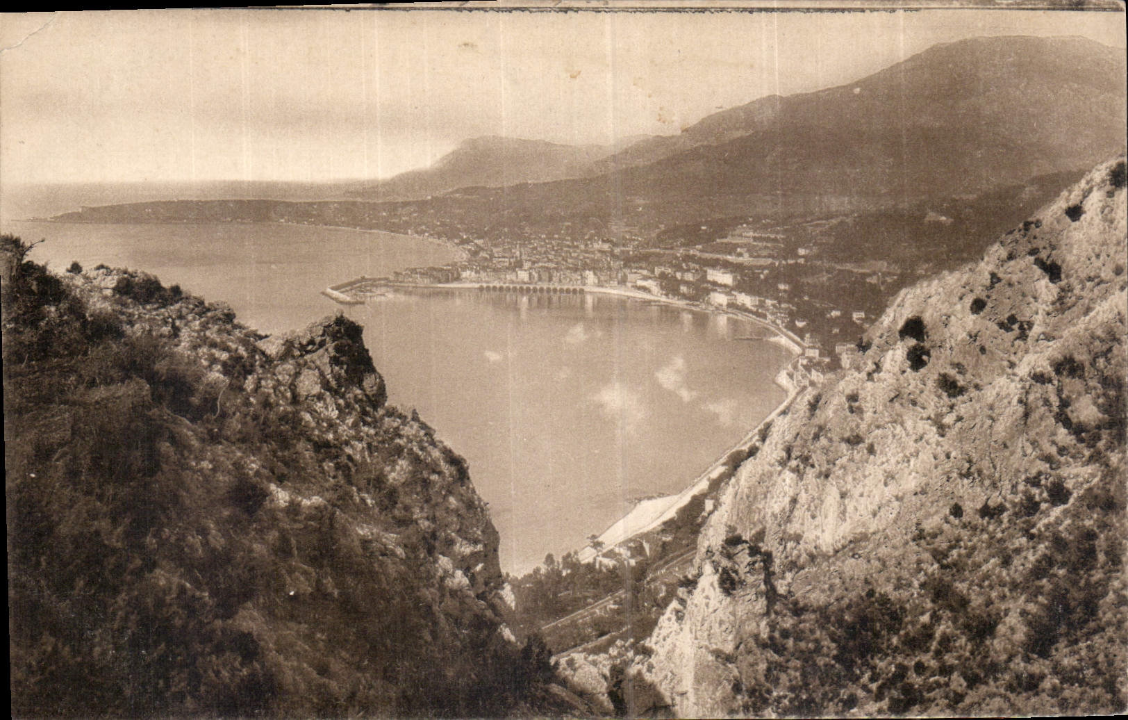 CPA Menton vue prise entre les Rochers 