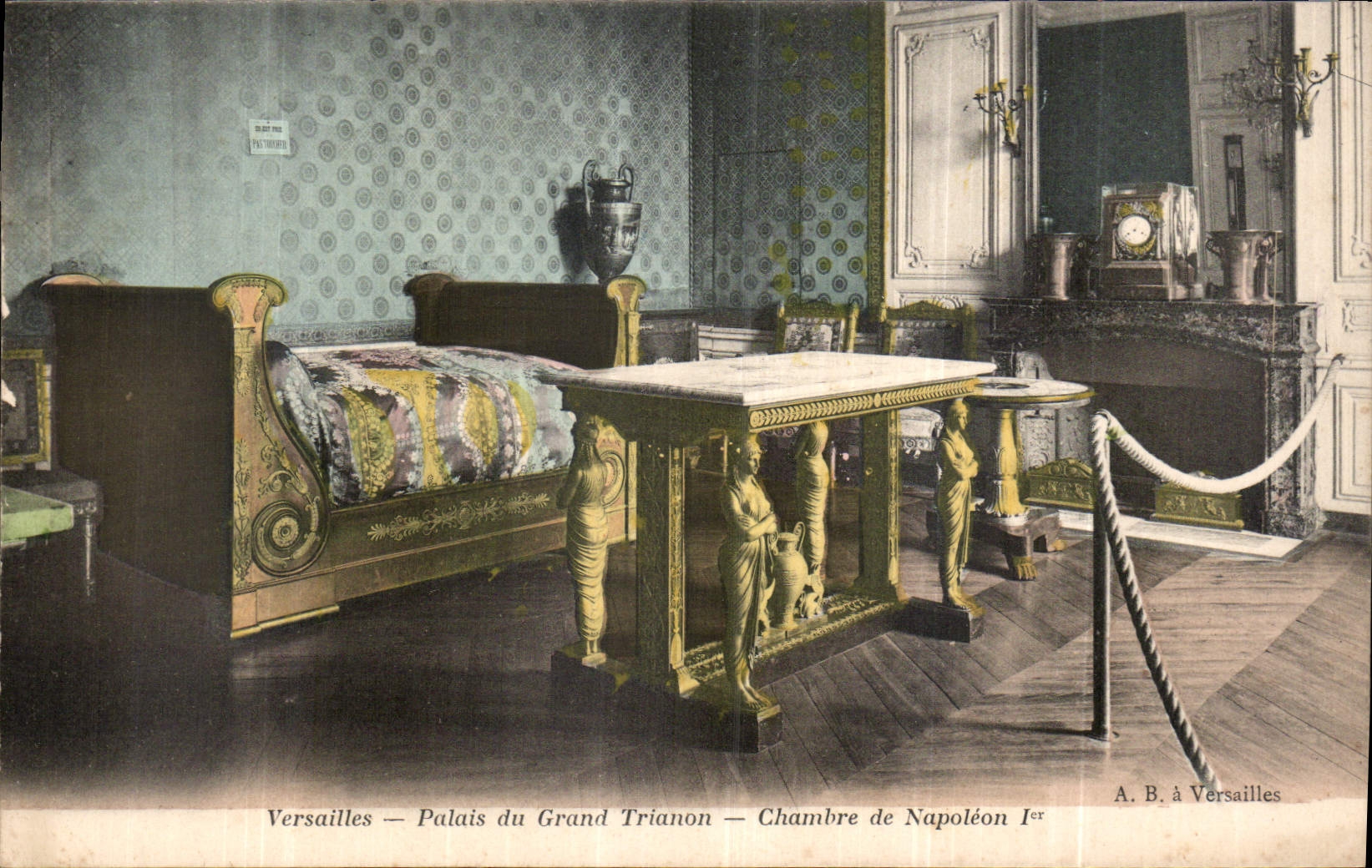 CPA Versailles Palais du Grand Trianon Chambre de Napoleon 1er 