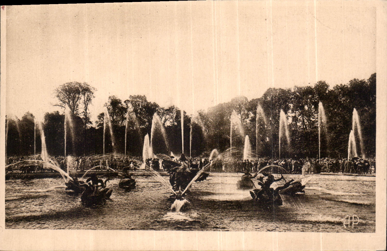 CPA Versailles le parc le bassin du GDragon un jour de Grandes Eaux 