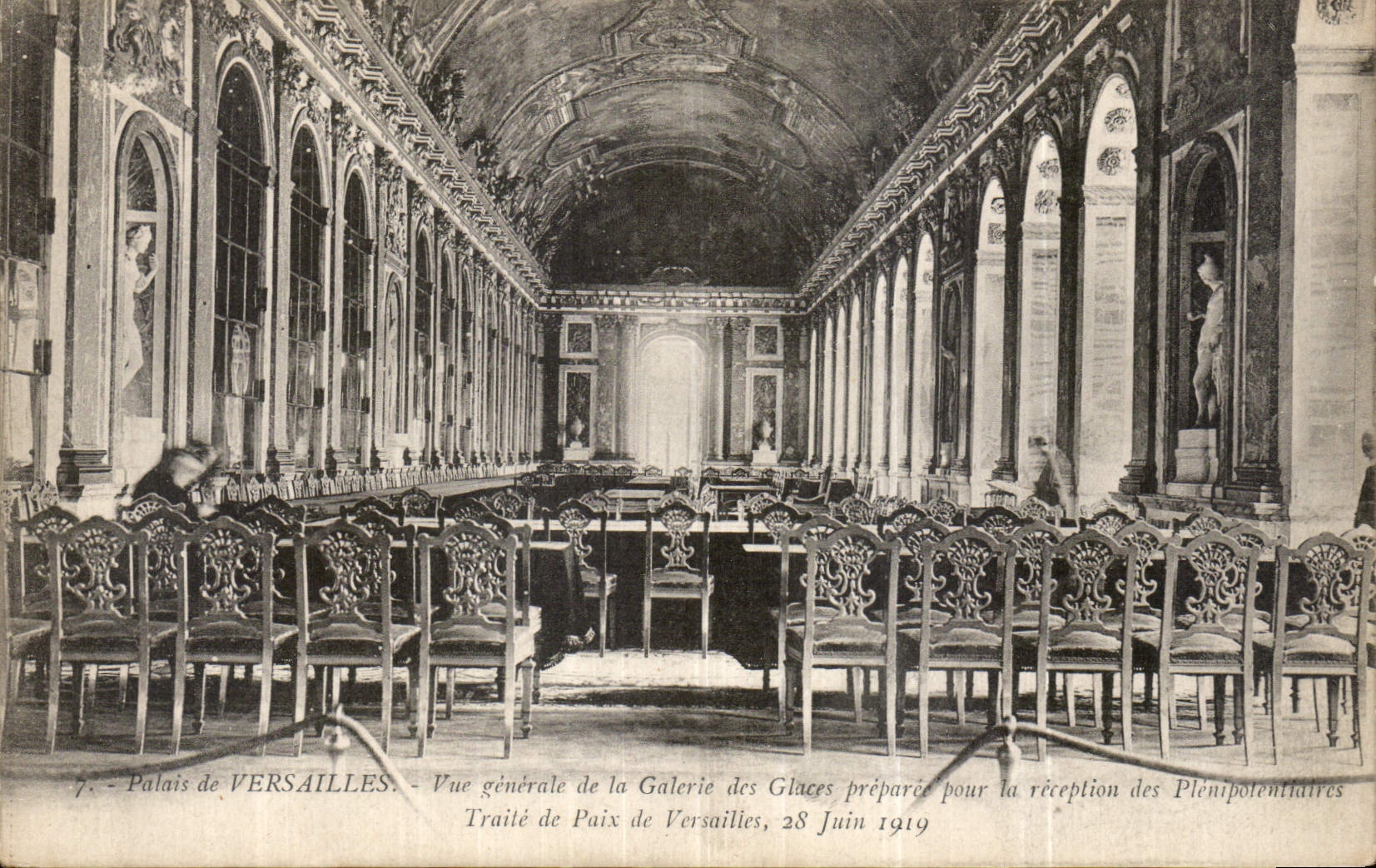 CPA Palais de Versailles Vue generale de la Galerie des glaces preparee pour la reseption des Plenip