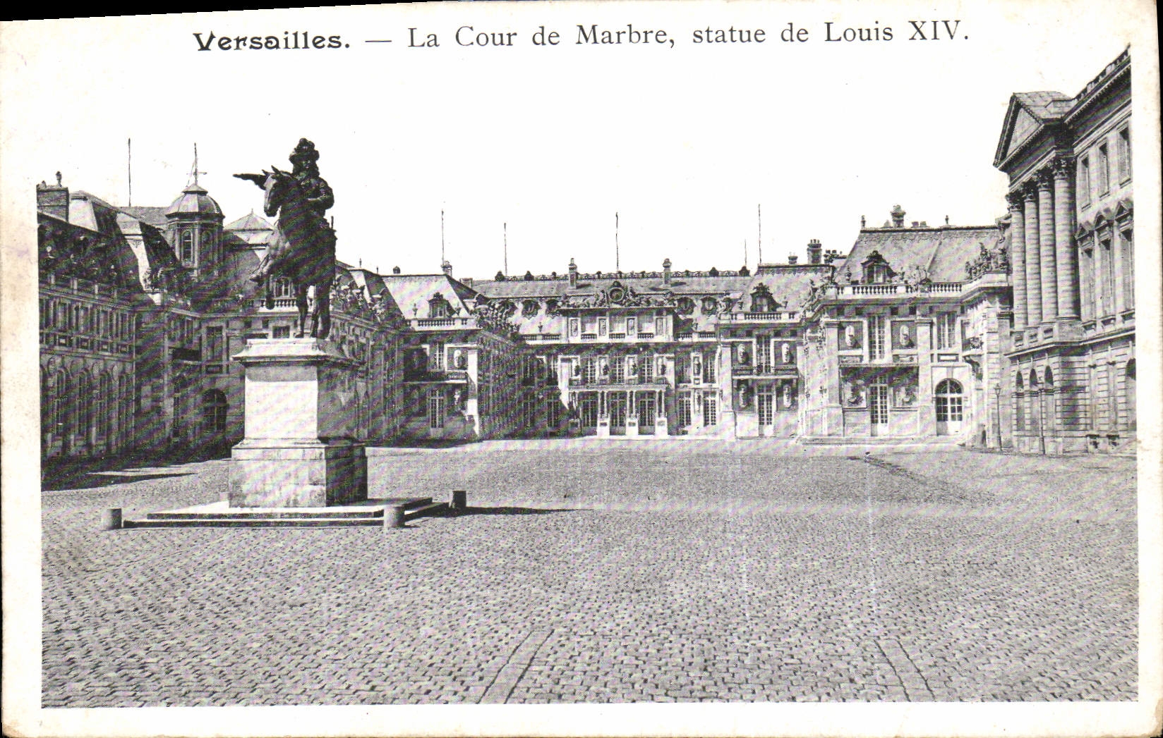 CPA Versailles La Cour de Marbre statue de Louis XIV 