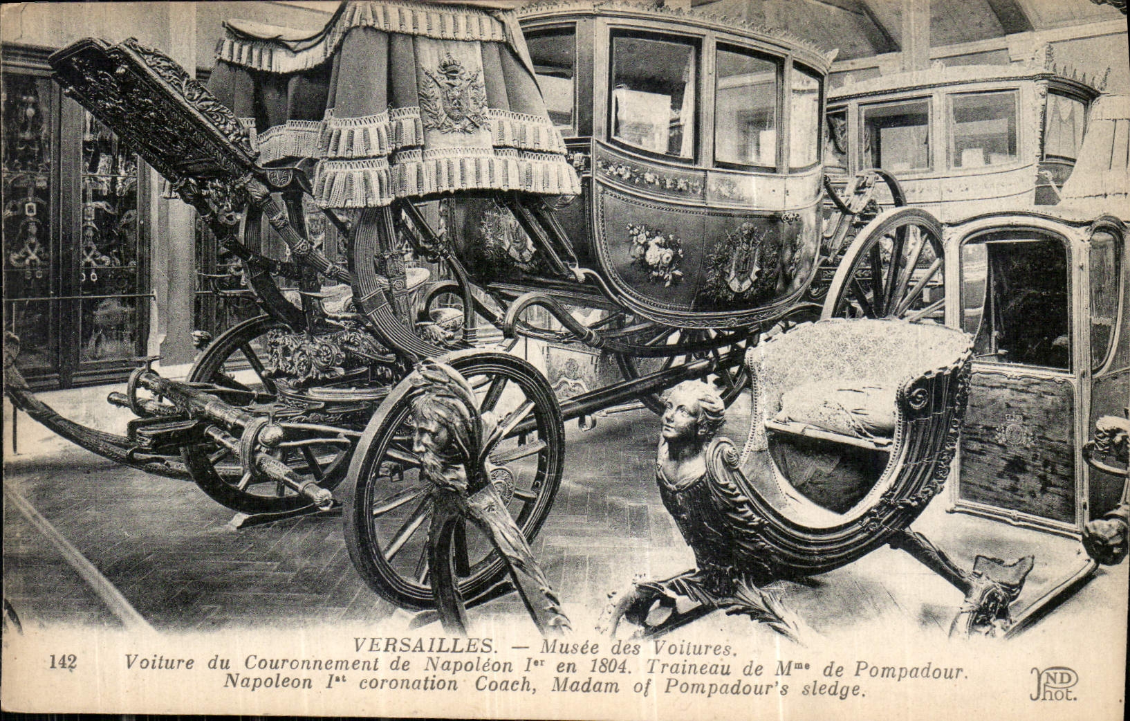 CPA Versailles Musee des voitures Voiture du Couronnement de Napoleon I Traineau de Mme Pompadour 