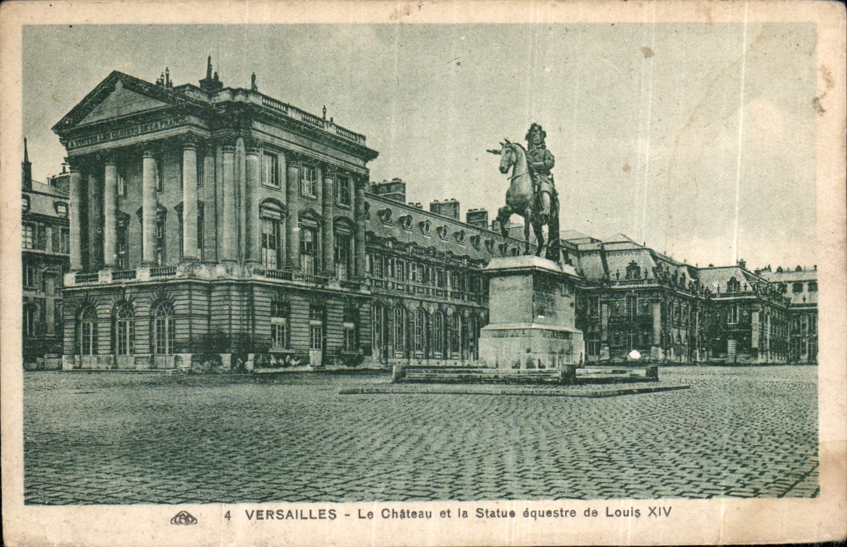 CPA Versailles le Chateau et la Statue equestre de Louis XIV