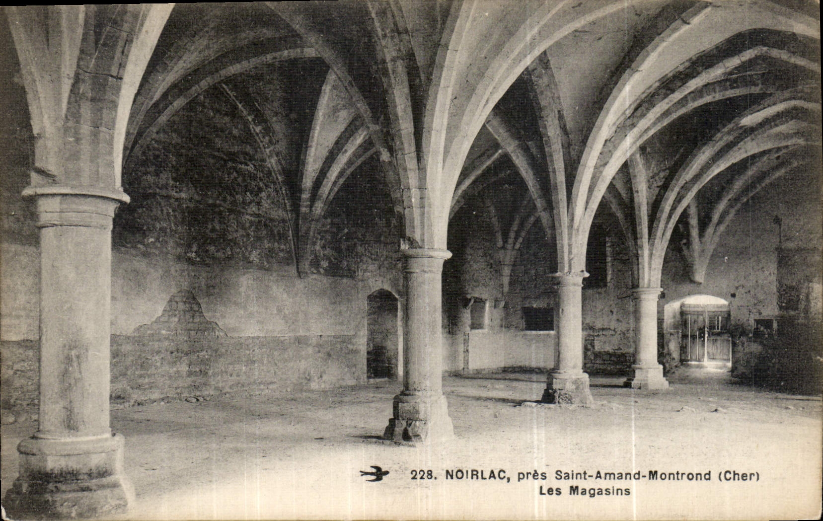 CPA Noirlac pres Saint Amand Montrond Cher les Magasins 
