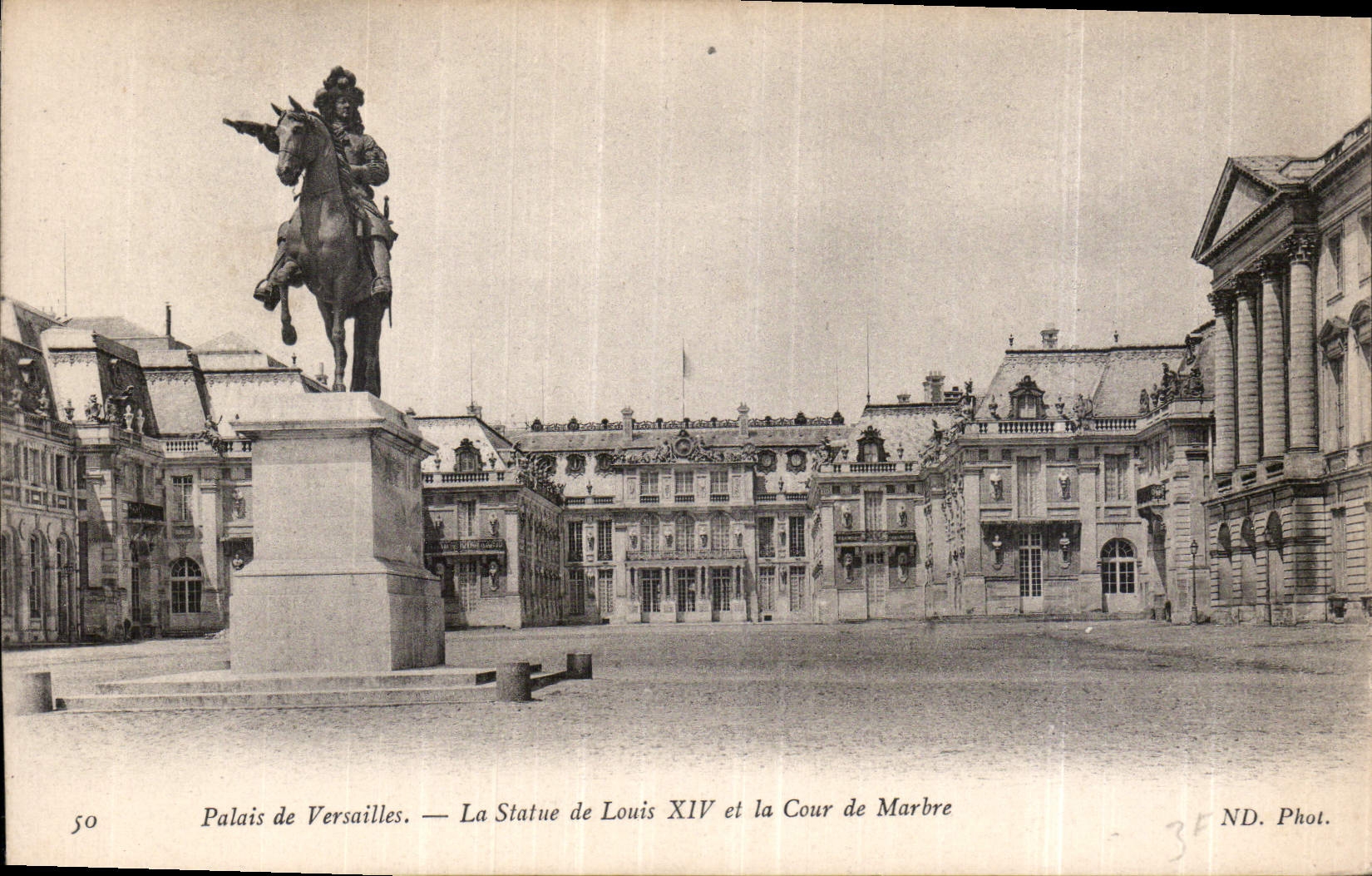 CPA Palais de Versailles La Statue de Louis XIV et la Cour de Marbre 