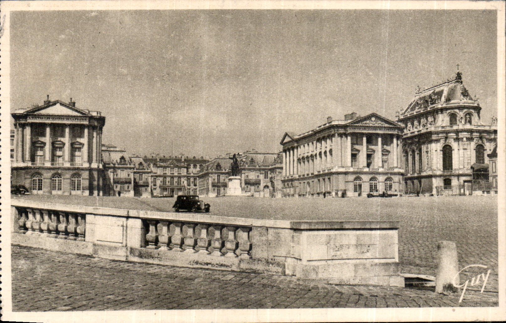CPA Versailles et ses Merveilles Le Chateau Cour des Ministres et facade principale 