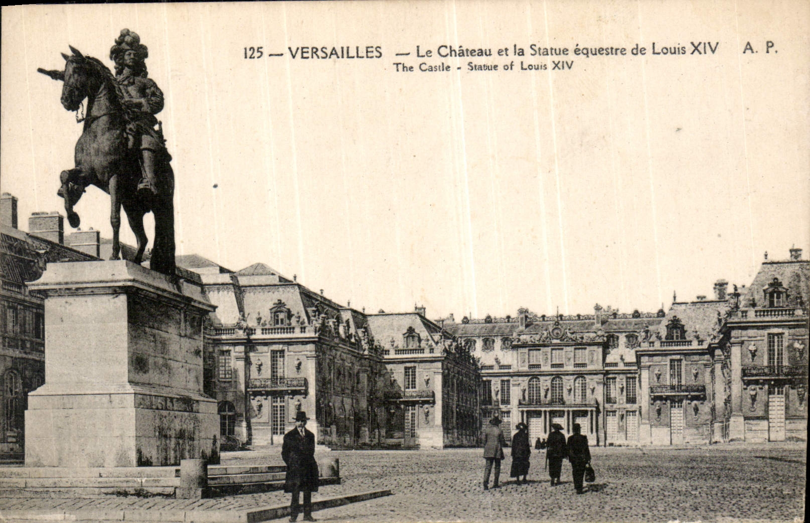 CPA Versailles Le Chateau et la Statue equestre de Louis XIV 