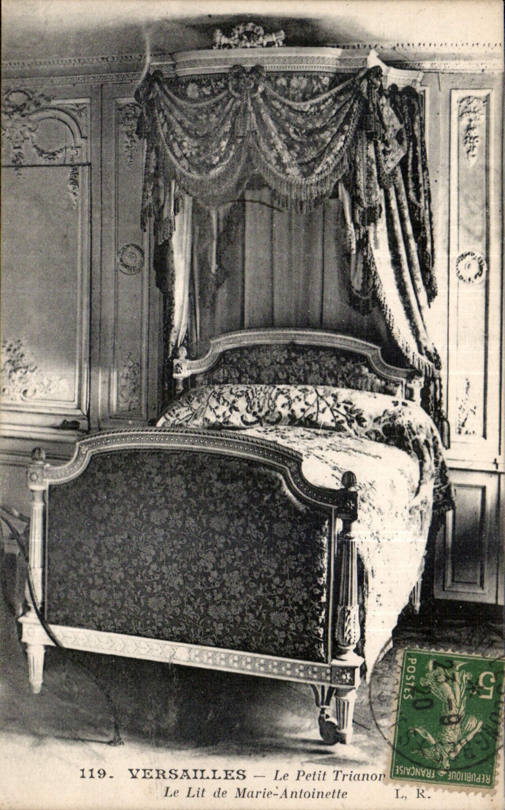 CPA Versailles Le Petit Trianon Le Lit de Marie Antoinette 