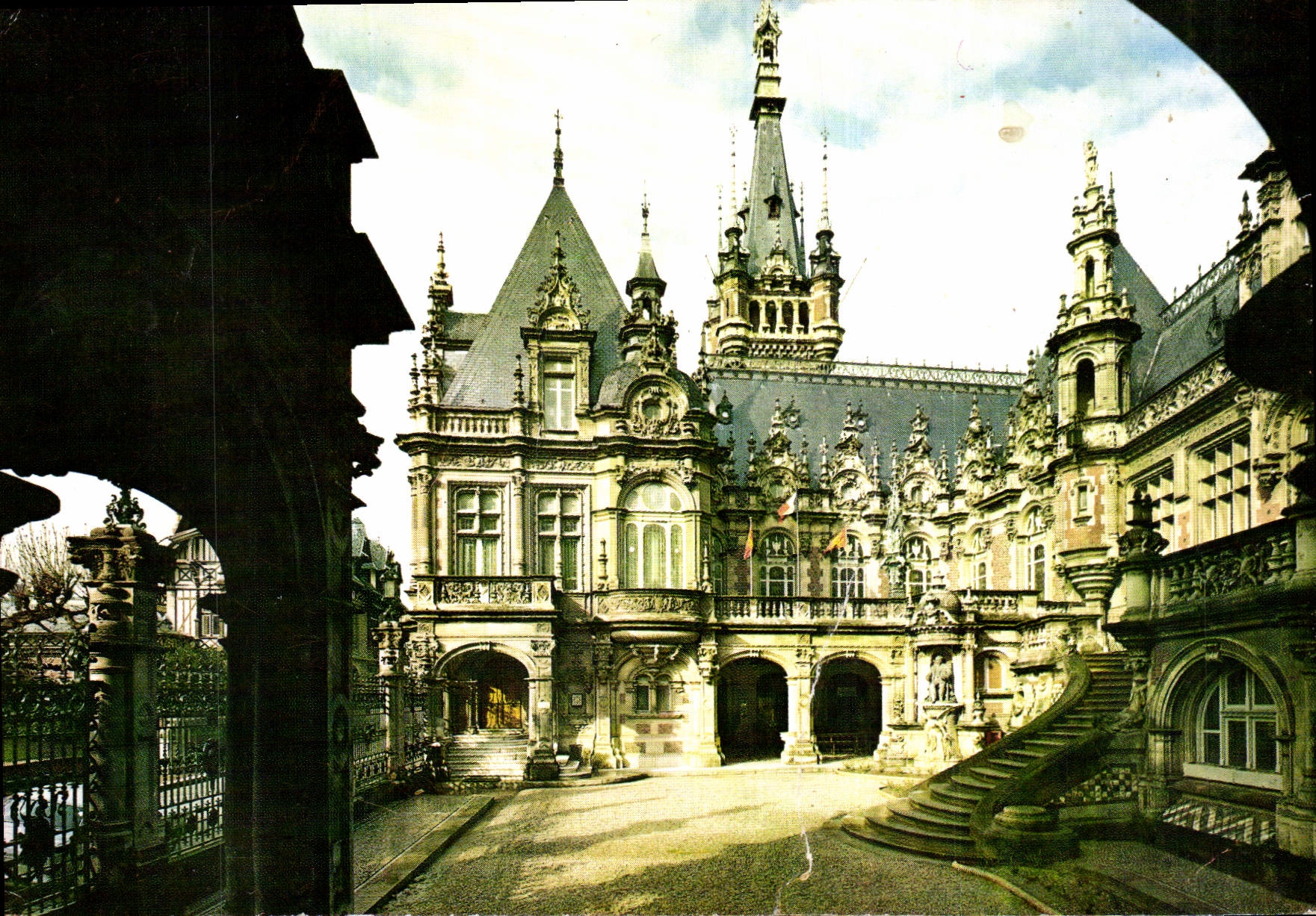 CPM La Benedictine a Fecamp vue de la cour d'Honneur