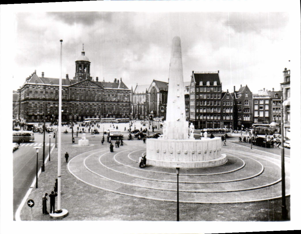 CPM Amsterdam Dam le avec le Palais Royal et le Monument National 