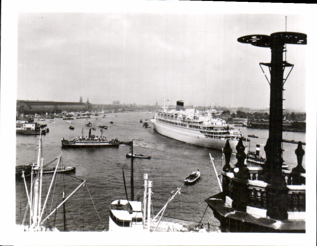 CPM Amsterdam L'Ij avec le bateau Oranje 