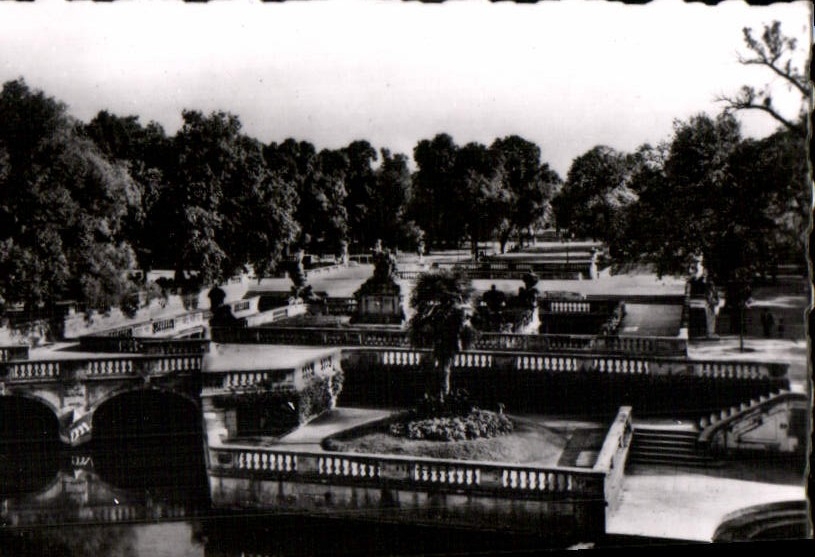 CPM Nimes Jardin de la Fontaine 