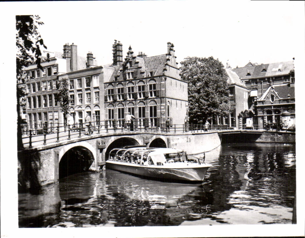 CPM Amsterdam Grimburgwal Maison sur les Trois Canaux