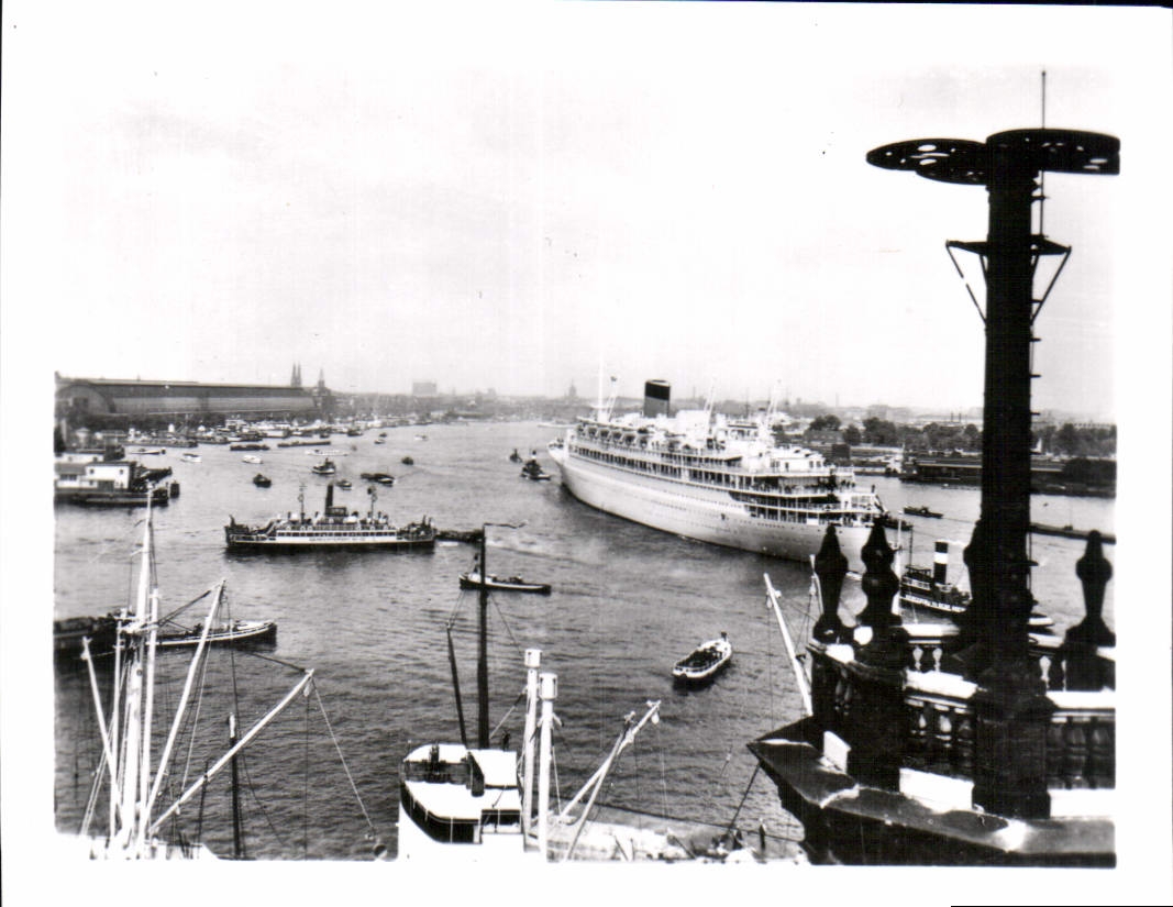 CPM Amsterdam vue sur le Port 