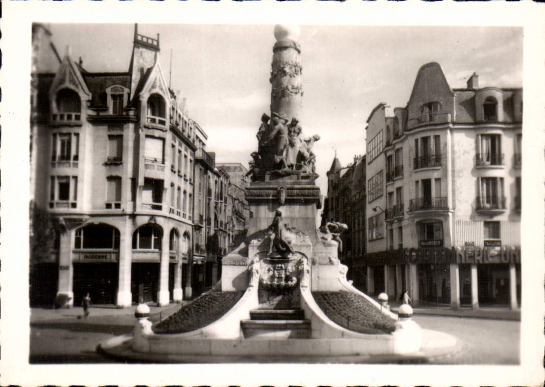 CPM Reims Place Drouet d'Erlon 