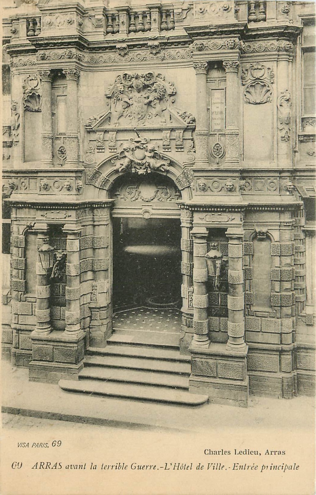 CPA Arras avant la terible Guerre L'Hotel de Ville Entree principale 