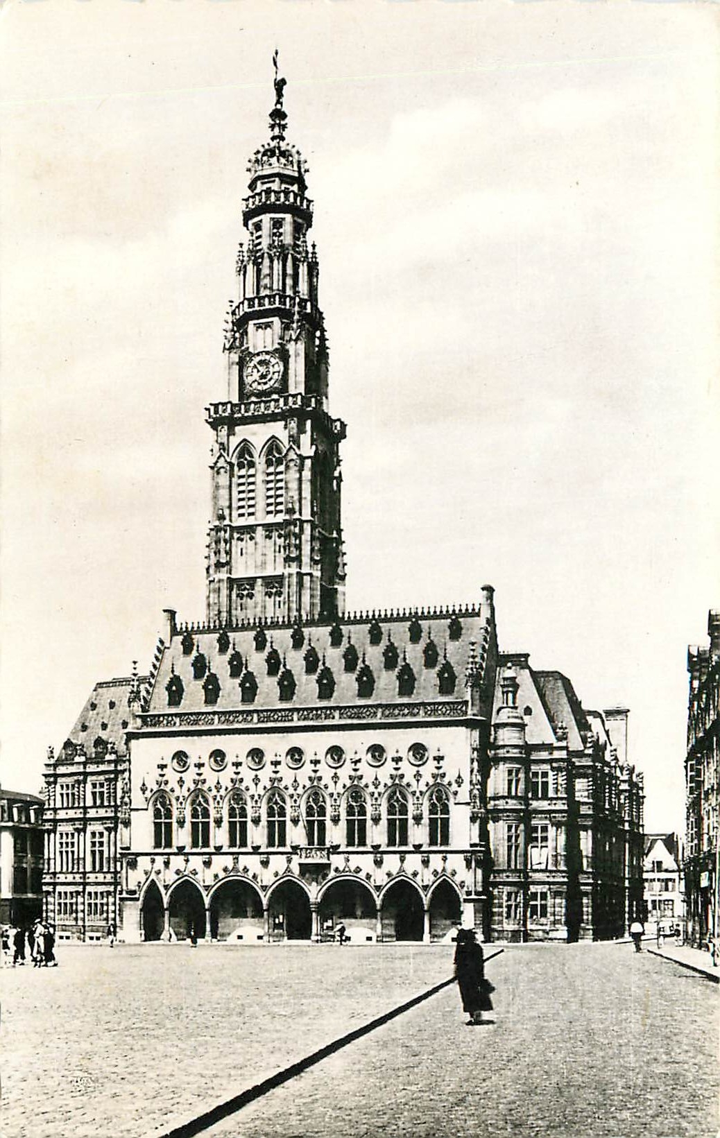 CPA Arras Hotel de Ville et Beffroi 