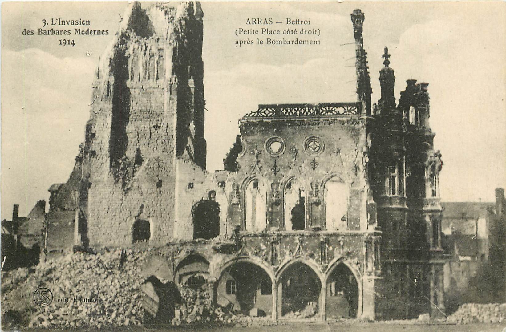CPA Arras Beffroi Petite Place cote droit apres le Bombardement