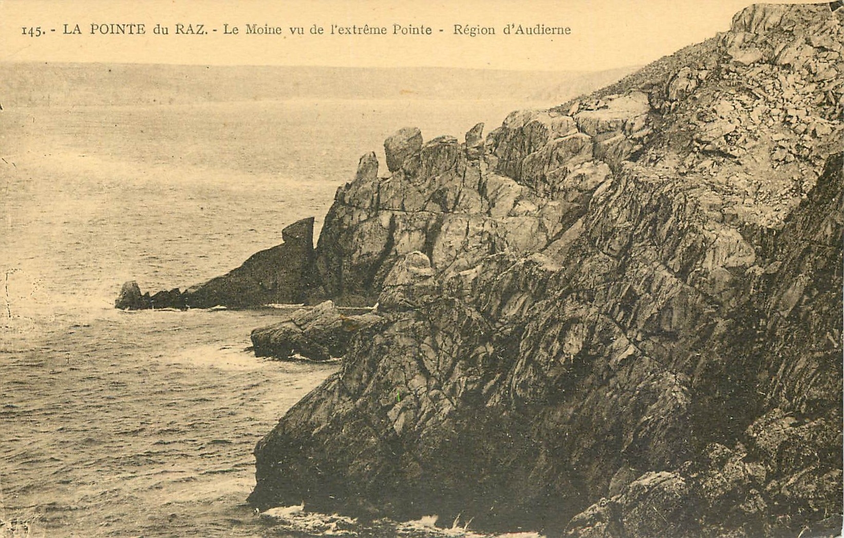 CPA La Pointe du Raz Le Moine vu de l'extreme pointe Region Audierne 