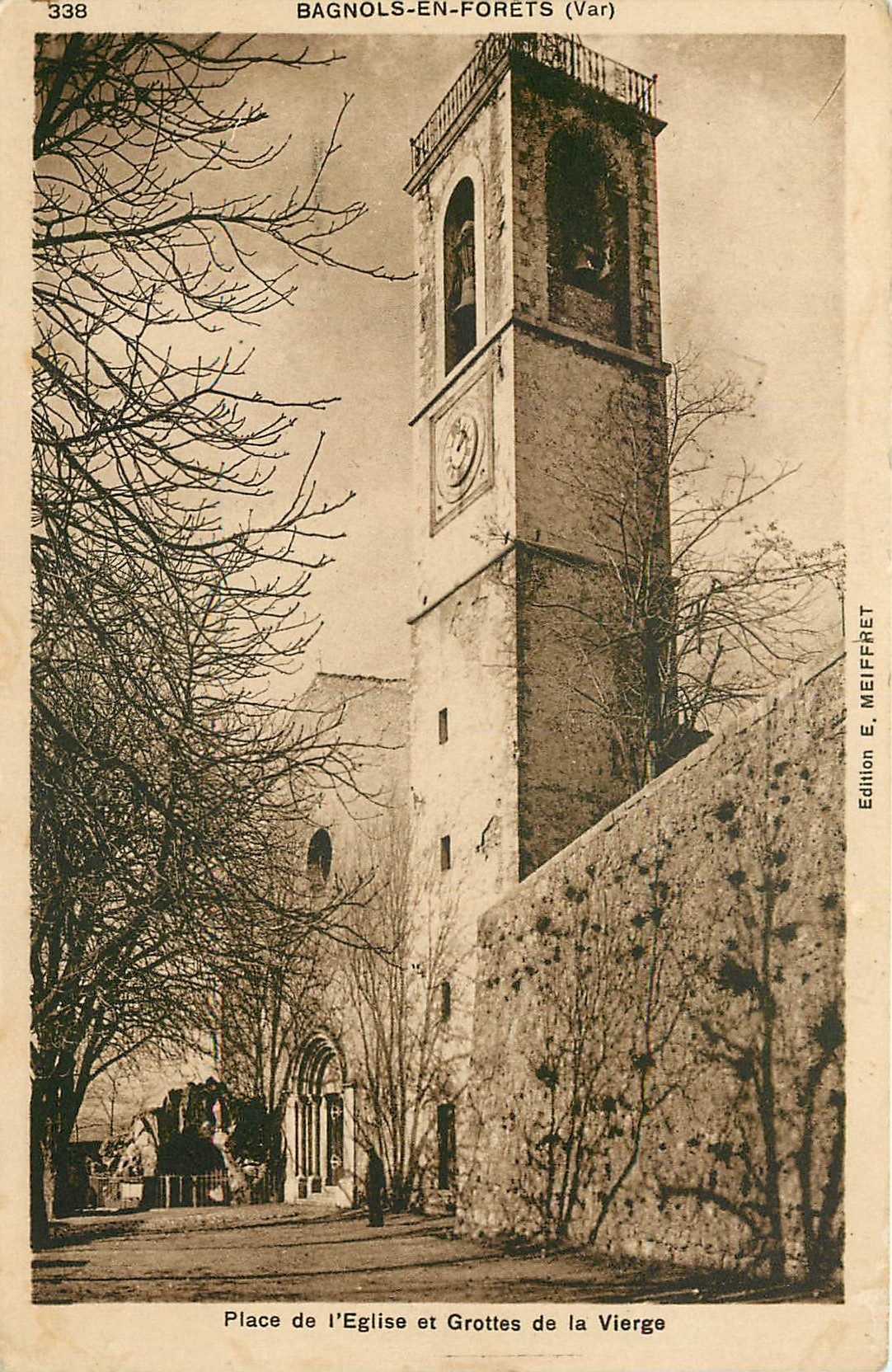 CPA Bagnols de Forets Var Place de l'Eglise et Grottes de la Vierge