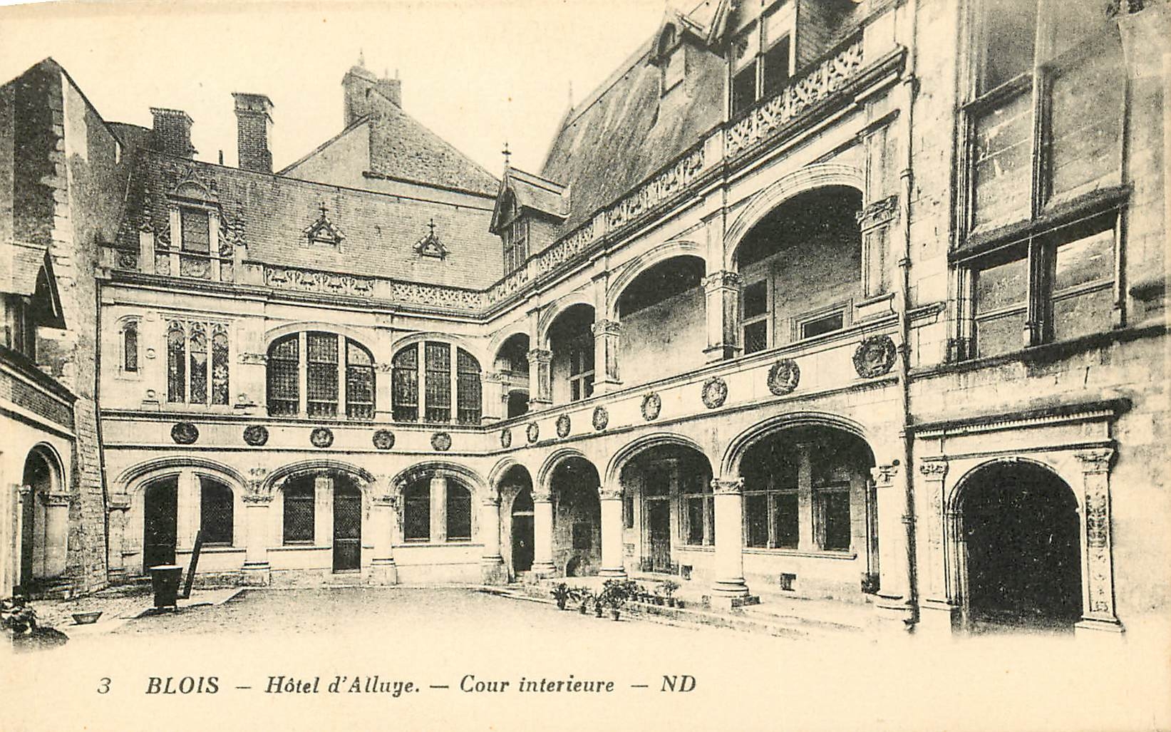 CPA Blois Hotel d'allaye Cour interieure 