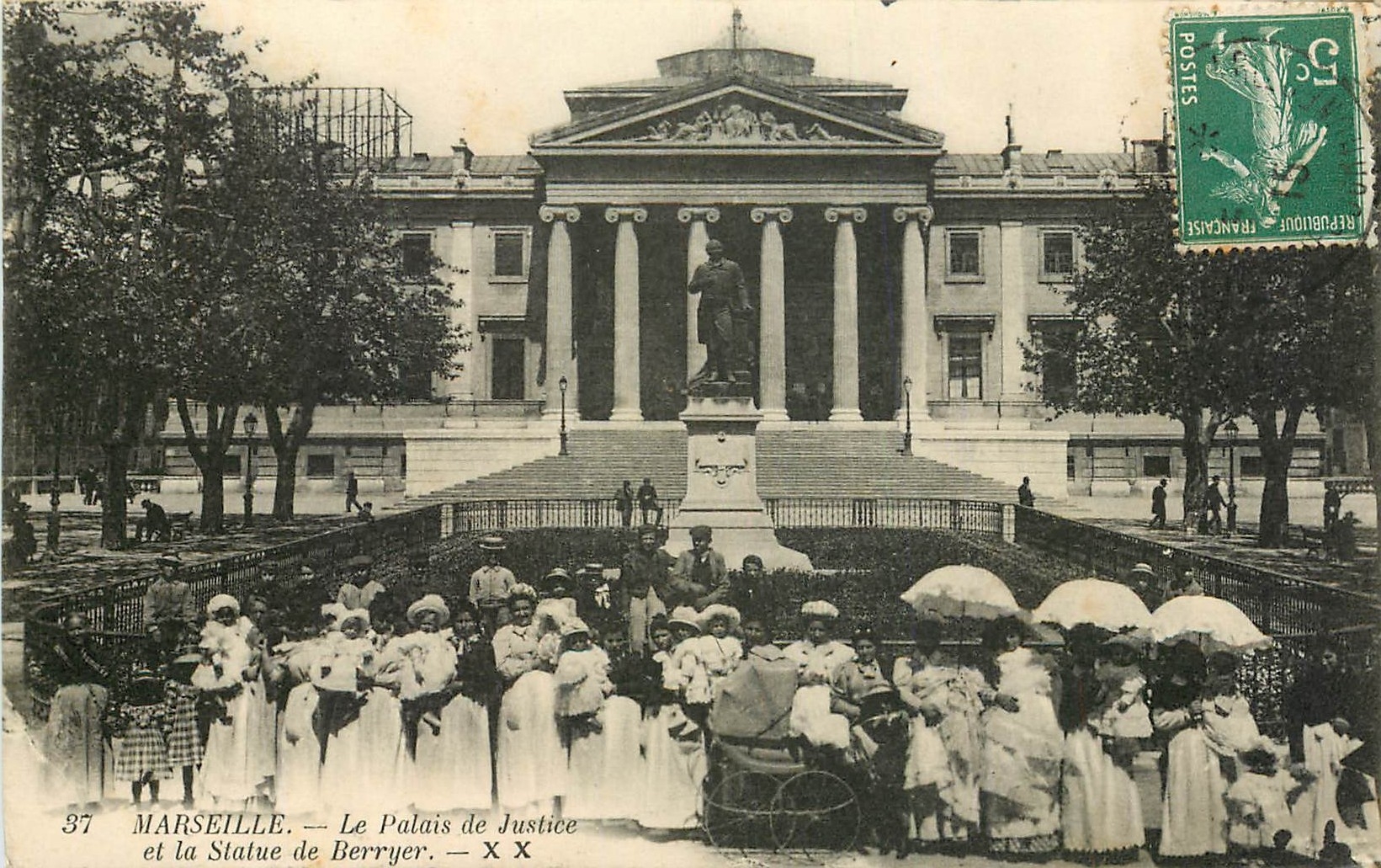 CPA Marseille Le Palais de Justice et la Statue de Berryer Nourrices Enfants